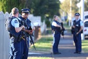 Die Masijd Ayesha Moschee wird nach dem Attentat von der Polizei überwacht. (Bild: Phil Walter/Getty Images)