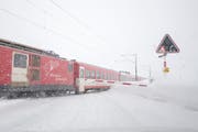Ein Zug der Matterhorn-Gotthard-Bahn bei Andermatt während den heftigen Schneefällen am 13. Januar 2019. (Bild: Urs Flüeler/Keystone)