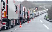 Lastwagen warten auf der Autobahn A 16 darauf, von Zöllnern kontrolliert zu werden. Bild: Denis Charlet/AFP (Calais, 14. März 2019)