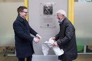 Stefan Graber von der Carl Spitteler-Stiftung (links) und Hauseigentümer Leopold Mantz enthüllen die Gedenktafel an der Bruchstrasse 20. (Bilder: Boris Bürgisser, Luzern, 15. März 2019)