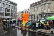 Trotz nasskaltem Regenwetter demonstrierten gegen 100 Personen auf dem Postplatz. (Bild: Maria Schmid, Zug,15. März 2019)