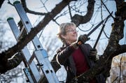 Verena Herzog arbeitet in ihrem Naturgarten.