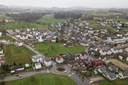 So sieht das Tübacher Dorfzentrum aktuell aus. Auf dem Grundstück unterhalb der Kirche sind sieben Wohnhäuser geplant. (Bild: Tino Dietsche 14. März 2019)