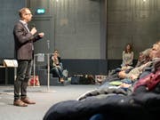 «Oft weiss man nicht, ob es eine Demenz oder gesunde Altersvergesslichkeit ist», sagte Psychiater Stephan Goppel dem gebannten Publikum. (Bild: Sascha Erni)