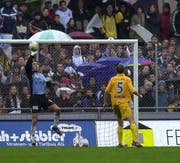 Einer der wenigen Schüsse, die Flavio Agosti bei der 3:11-Niederlage des FC St.Gallen gegen den FC Wil abwehren konnte. Insgesamt 16 Mal lief der Gossauer zwischen 2001 und 2004 für die «Espen» auf. (Bild: Keystone/Regina Kühne, 3. November 2002)