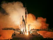 Vor gut fünf Monaten schlug der Start einer Sojus-Rakete fehl - nun starten Raumfahrer in der Nacht auf Freitag einen erfolgreichen Anlauf. (Bild: KEYSTONE/AP/DMITRI LOVETSKY)