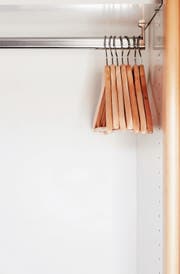 Wozu viele Kleider im Schrank hängen haben, wenn ein einziges Stück einen durchs Jahr bringt?