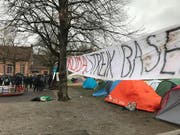 In Basel sind die jungen Leute für den Klimaschutz nicht nur auf die Strasse gegangen. Schon am Donnerstag haben sie das Kasernenareal besetzt und dort ein Klimacamp errichtet. Rund 50 Aktivistinnen und Aktivisten haben die Nacht auf Freitag im Zelt verbracht. (Bild: Martin Heutschi, Keystone-SDA) (Bild: Martin Heutschi, Keystone-SDA)