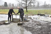 Gemeindepräsident Beat Tinner (links) und Regierungsrat Bruno Damann öffnen den Schieber für den Wassereinlass vom Mühlbach in die aufgewerteten Gewässerläufe Höwisen. (Bilder: Heini Schwendener)