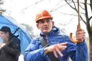 Projektleiter Patrick Rissi (Rissi + Partner AG) führte die Gäste zu den aufgewerteten Gewässerläufen.