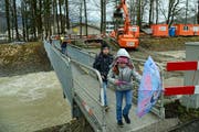 Am Freitag konnten auch die Schulkinder wieder ohne Umweg die Kleine Schliere überqueren. (Bild Robert Hess, Alpnach, 15. März 2019)