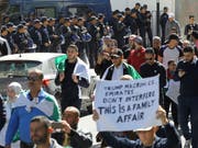 Am vierten Freitag in Folge gehen die Massenprotesten gegen die Regierung in Algerien weiter. (Bild: KEYSTONE/AP/ANIS BELGHOUL)
