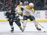 Nashvilles Stürmer Nick Bonino kontrolliert in der Partie gegen die Los Angeles Kings den Puck (Bild: KEYSTONE/FR170512 AP/RINGO H.W. CHIU)