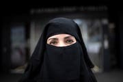 Behörden sollen künftig verlangen können, dass Frauen ihren Nikab vorübergehend ablegen, wenn dies zur Identifizierung nötig ist. (Symbolbild: Gian Ehrenzeller/Keystone, St. Gallen, 3. Oktober 2018)