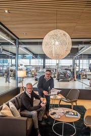 Kunde Robert Meier und Garagist Ernst Durrer (rechts) in der Lounge des Auto-Centers Durrer. (Bild: Nadia Schärli, Alpnach, 15. März 2019)