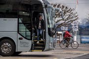 Cars, die auf dem Schwanenplatz in Luzern anhalten, sollen nach dem Willen des Stadtrats künftig eine Gebühr zahlen müssen. (Bild: Nadia Schärli, 15. März 2019)