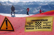 Das Fahren abseits markierter Pisten bleibt auch am Wochenende heikel, warnt das Institut für Schnee- und Lawinenforschung. (Bild Andree-Noelle Pot/Keystone)