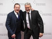 Der künstlerische Direktor Thierry Jobin (links) zusammen mit FIFF-Präsident Mathieu Fleury bei der Eröffnung des 33. Internationalen Filmfestivals Freiburg. (Bild: Keystone/ADRIEN PERRITAZ)