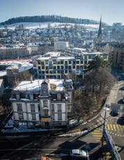 Die Villa Wiesental (vorne) steht hinter dem Bahnhof gleich neben dem Kulturzentrum Lokremise (Mitte links). (Bild: Benjamin Manser)