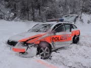 Das Fahrzeug der Kantonspolizei Graubünden wurde beim Zusammenstoss total beschädigt. (Bild: Kapo GR)