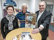 Bibliotheksleiterin Renate Flückiger, Künstler Anton Schäfli Zanvit und Laudator Gerold Krähenmann. (Bild: Kurt Lichtensteiger)