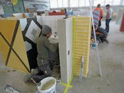 In der Ausbildungshalle lernen die Lehrlinge unter Anleitung vielfältige Maurerarbeiten. (Bild: PD)