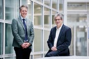 Marius Fuchs und Linard Nadig beim Institut für Finanzdienstleistungen in der Grafenau in Zug. (Bild: Stefan Kaiser, 13. März 2019)