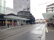 Die gleiche Stelle auf dem heutigen Bahnhofplatz. Dort, wo einst der erst St.Galler Hauptbahnhof stand, erhebt sich heute das Rathaus. (Bild: Reto Voneschen - 12. März 2019)