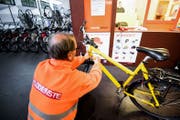 Die Velostation beim Luzerner Uni-Gebäude dient als Parkhaus, zudem werden dort Velos bei Bedarf auch repariert oder geputzt. (Bild: Caritas Luzern)
