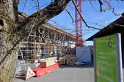 Die im Bau befindliche Gewerbehalle von Murimoos werken und wohnen belastet das Unternehmen finanziell langfristig. (Bild: Eddy Schambron)