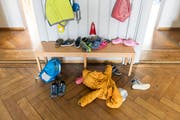 Jacke und Schuhe selber anziehen: Damit die Integration von Sonderschülern in die Tagesbetreuung gelingt, müssen die Kinder gewissen alltäglichen Herausforderungen gewachsen sein. (Bild: Hanspeter Schiess)