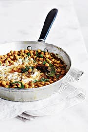 Chana Masala: Dem sämigen Kichererbsencurry aus «Einfach indisch» verleihen karamellisierte Zwiebeln, Knoblauch, Chili, Ingwer und Gewürze einen exotischen Geschmack. (Bild: Lisa Linder, Knesebeck Verlag)