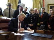 US-Präsident Donald Trump bei der Unterzeichnung des Vetos am Freitag im Oval Office des Weissen Hauses. (Bild: Keystone/AP/EVAN VUCCI)
