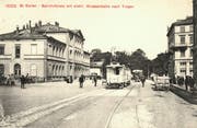 Der St.Galler Bahnhof auf einer Ansichtskarte, die am 13. Mai 1909 nach La Sarraz in der Waadt gelaufen ist. Links ist der erste St.Galler Hauptbahnhof, in der Bildmitte hinter der Trogenerbahn und einem städtischen Tram das Bahnhofpärklein und rechts eine Ecke des Hotel Walhalla. (Bild: Sammlung Reto Voneschen)