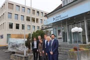 Die Bauherrschaft und die Mieter des Neubaus (von links): Andreas Christen (Clientis Bank), Adrian Müller (CEO Clientis Bank), Andrea Dürst (Kinderärztin), Alois und Ingelore Gut (Arztpraxis), Thomas Mesmer (VR und Projektleiter Clientis Bank). (Bild: PD)