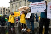 Trotz nasskaltem Regenwetter demonstrierten gegen 100 Personen auf dem Postplatz. (Bild: Maria Schmid, Zug,15. März 2019)