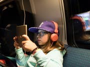 Minderjährige sind in der Schweiz ungenügend vor Gewalt oder Pornografie geschützt. Der Bundesrat schlägt neue Regeln für Filme und Games vor. (Bild: KEYSTONE/GAETAN BALLY)