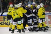 Zwischen den Thurgauern (gelb) und den Chaux-de-Fonniers ging es auch im dritten Halbfinalspiel zur Sache. (Bild: Levin Steiner/Sports-Media)