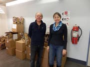 Die Mitarbeiter der Credit Suisse Altdorf Roland Arnold und Monika Sicher haben geholfen, die Ware der Spendenaktion "Zweimal Weihnachten" auszupacken und zu sortieren. (Bild: PD)