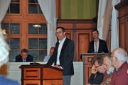 Simon Wolfer stellt an der Parlamentssitzung acht Anträge. Vier davon zum neuen Einbürgerungsreglement. (Bild: Sabrina Bächi)