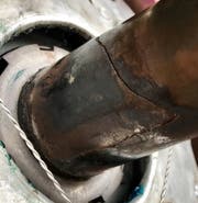 Tiefer, korrodierter Riss an der Kurbelwelle unterhalb des Propellers. (Bild: SUST)