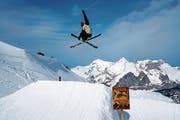 Skifahrer und Snowboarder erfreuen sich an den naturnahen Hindernissen im Warmtobel. (Bilder: Marco Zweifel)