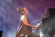 Rose Ann Dimalanta bei einem Auftritt zusammen mit Seven am Blue Balls Festival. (Bild: Urs Flüeler/Keystone, Luzern, 20. Juli 2018)