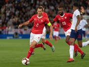 Stephan Lichtsteiner, hier mit Johan Djourou in einem Match gegen England (Bild: KEYSTONE/GEORGIOS KEFALAS)