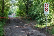 Be der Zufahrt zum Steinbruchareal Campiun hat die Ortsgemeinde aus Sicherheitsgründen ein Betretungsverbot signalisiert. (Bild: Heini Schwendener)