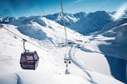 Mit dem Schneehüenerstock-Express konnte das letzte Puzzlestück der durchgehenden Skigebietsverbindung Andermatt–Sedrun eingefügt werden. (Bild: Keystone/Urs Flüelen (Oberalppass, 14. Dezember 2018))