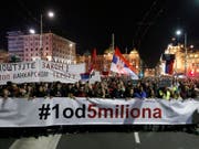 Tausende forderten am Samstag in Belgrad an einer Kundgebung faire Rahmenbedingungen für Wahlen. Sie werfen dem öffentlich-rechtlichen TV-Sender eine Bevorzugung des amtierenden Präsidenten Vucic vor. (Bild: KEYSTONE/AP/DARKO VOJINOVIC)
