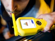 Eine Atemprobe ergab, dass ein auf dem Pannenstreifen der A7 im Auto eingeschlafener Lenker Alkohol intus hatte. (Bild: KEYSTONE/VALENTIN FLAURAUD)