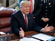 Der US-Kongress hat ein Ende des von Donald Trump ausgerufenen Notstands beschlossen - doch der US-Präsident legte am Freitag (Ortszeit) sein Veto ein. (Bild: KEYSTONE/EPA/SHAWN THEW)