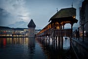 Der Mann entriss einer alten Dame auf der Kapellbrücke die Handtasche und brachte sie so zu Fall. (Bild: Pius Amrein, Luzern, 29. Januar 2014)